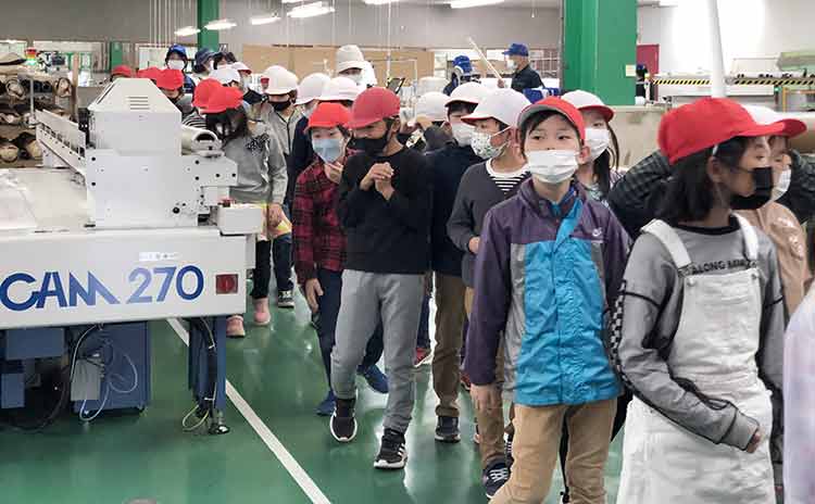 CSR_gakudo CSR 地域社会のみなさまを 学童の工場見学の受け入れ|冨士ファニチア